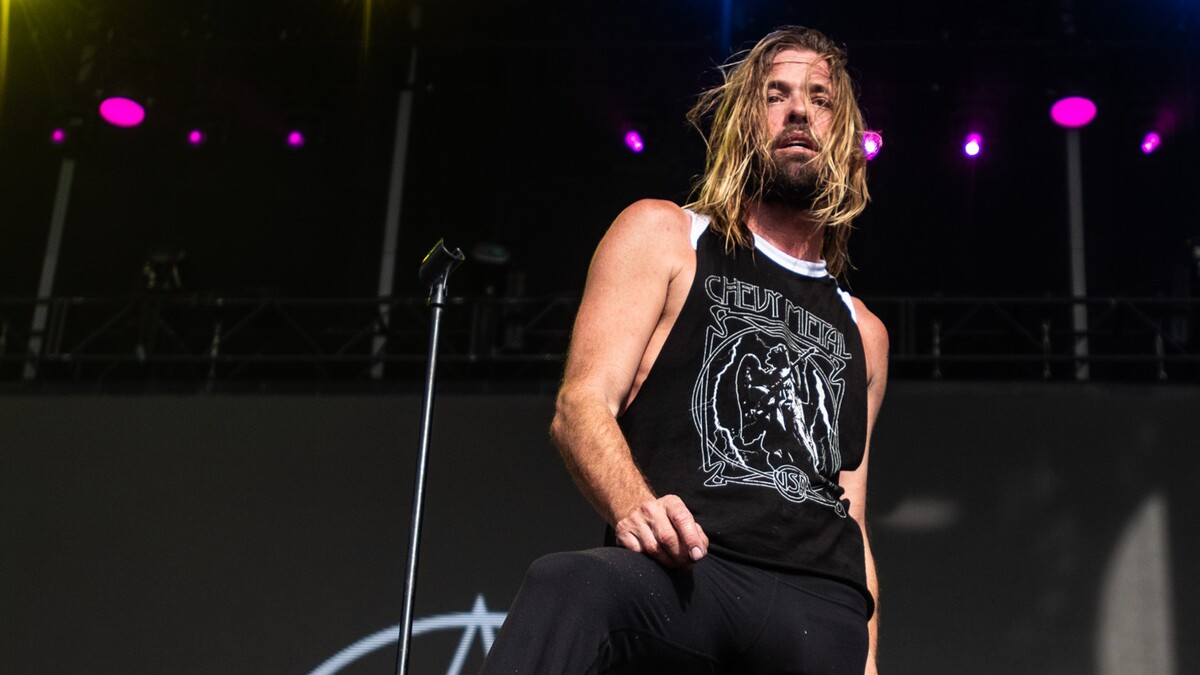 Fans Mourn Death of Foo Fighters' Taylor Hawkins