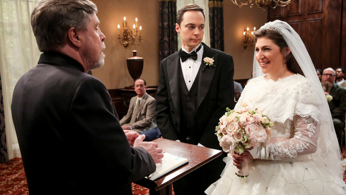 Remember That TBBT's Ugly Wedding Dress? Mayim Bialik Thinks It Was Perfect