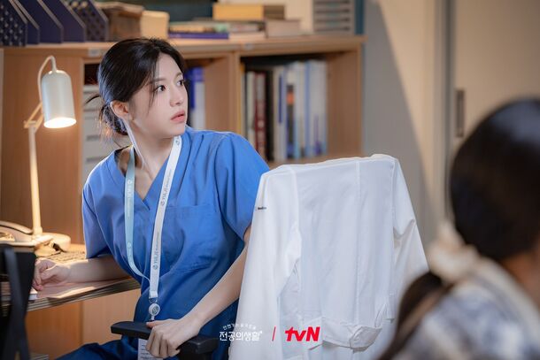 Oh Yi-young at her desk in scrubs during a shift at Yulje's Jongno branch