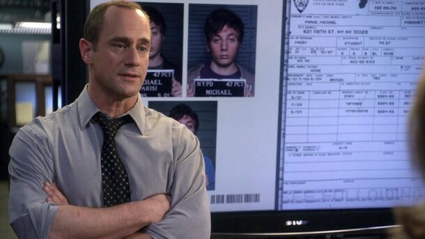Elliot Stabler at the SVU precinct in front of a case board