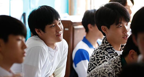 Ryu Jun-yeol as Kim Jung-hwan with his friends in Reply 1988 (2015). In episode 18 he offers Deok-sun his academy graduation ring, then says he was joking