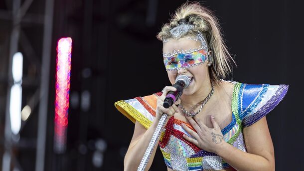Chris Hughes & JoJo Siwa Romance Confirmed: Fans Losing It Over Age Gap & Ex Drama - image 4