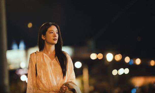 A woman walks through the city at night in tvN music drama Four Hands, Two Sonatas