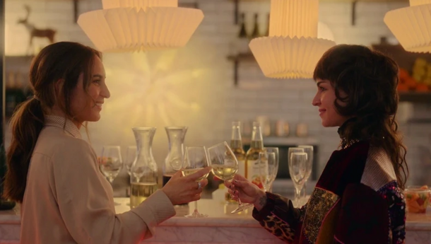 5 Warm & Cozy TV Series to Binge During the Christmas Holidays (And Even After Them) - image 5