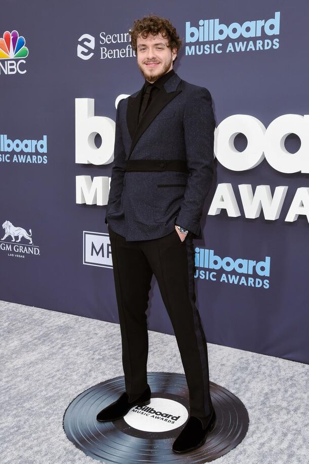 Billboard Music Awards 2022: Four Hottest Red Carpet Looks (And One Bizarre) - image 4