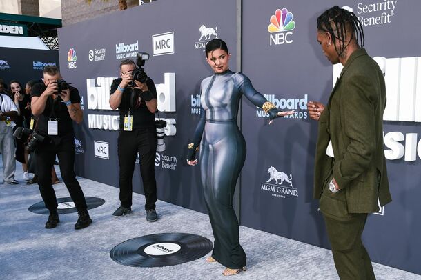Billboard Music Awards 2022: Four Hottest Red Carpet Looks (And One Bizarre) - image 1