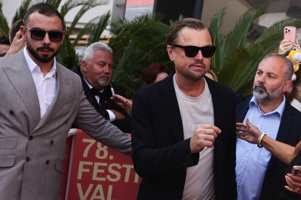 Leonardo DiCaprio Breaks His Own Dating Rule — But Internet Users Still Find Something to Complain About - image 2