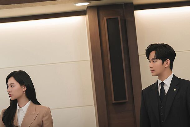 Hong Hae-in and Baek Hyun-woo in the corridor in Queen of Tears