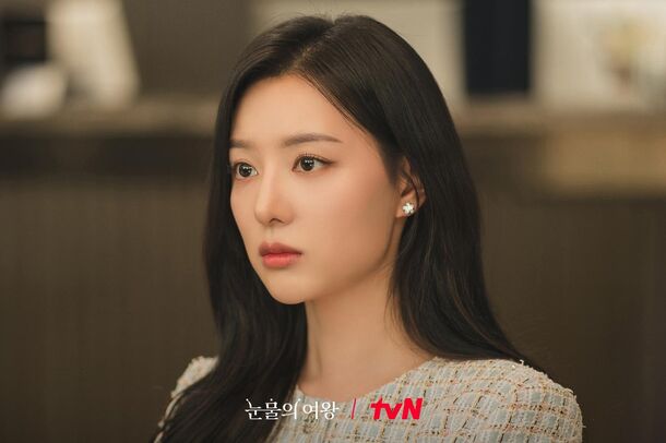 Kim Ji Won as Hong Hae-in in Queen of Tears