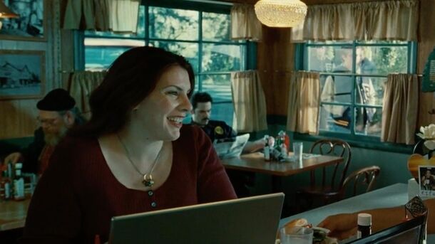 Two Exact Twilight Scenes Where You Can Spot Stephenie Meyer Herself - image 2