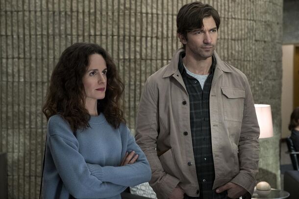 Elizabeth Reaser and Michiel Huisman in The Haunting of Hill House (2018), one of Mike Flanagan's series. Flanagan now says his Dark Tower adaptation would be remarkably faithful to Stephen King's books