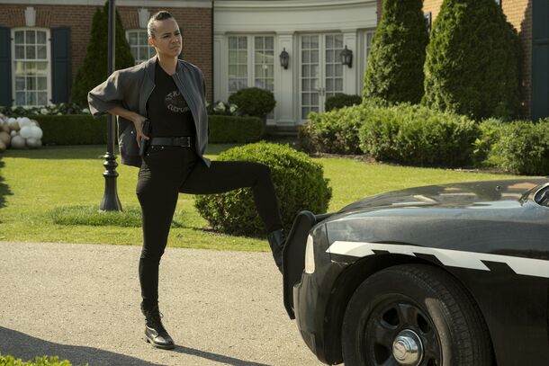 Maria Sten as Frances Neagley beside her car in Reacher