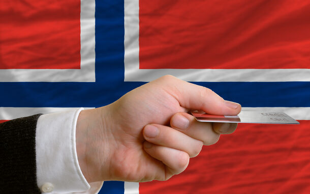 Would You Look Up Your Neighbour's Salary If It Took 5 Seconds? A Quarter of Norwegians Did — and the Happiness Gap Between Rich and Poor Grew 29%