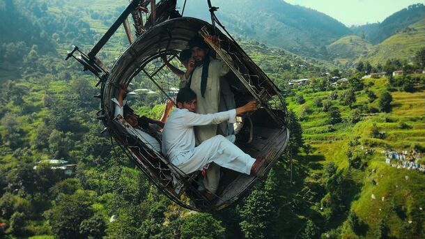Is Hanging by a Wire a true story? Where the footage inside the cable car actually came from