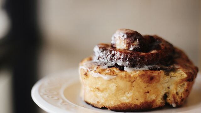 Better Than Cinnabon: Soft Apple & Cinnamon Rolls With a Dreamy Cream Cheese Frosting
