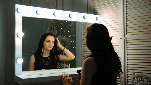 The "Breakup Haircut" Phenomenon: Why We Desperately Want to Change Our Look During Hard Times