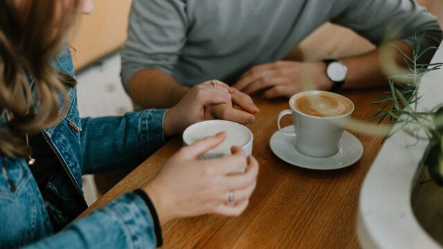 6 First Date Etiquette Rules You're Probably Breaking, According to an Expert