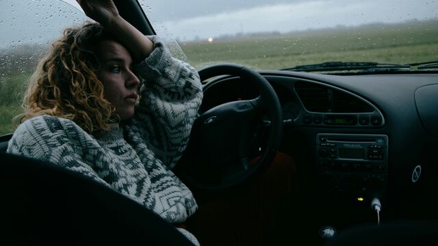 Trapped in a Loop? 5 Therapist-Backed Ways to Finally Silence Intrusive Thoughts