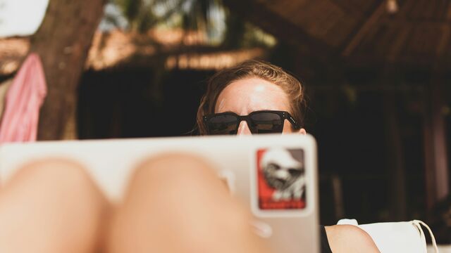 The Psychology-Backed Way to Actually Unplug and Stop Thinking About Work on Vacation