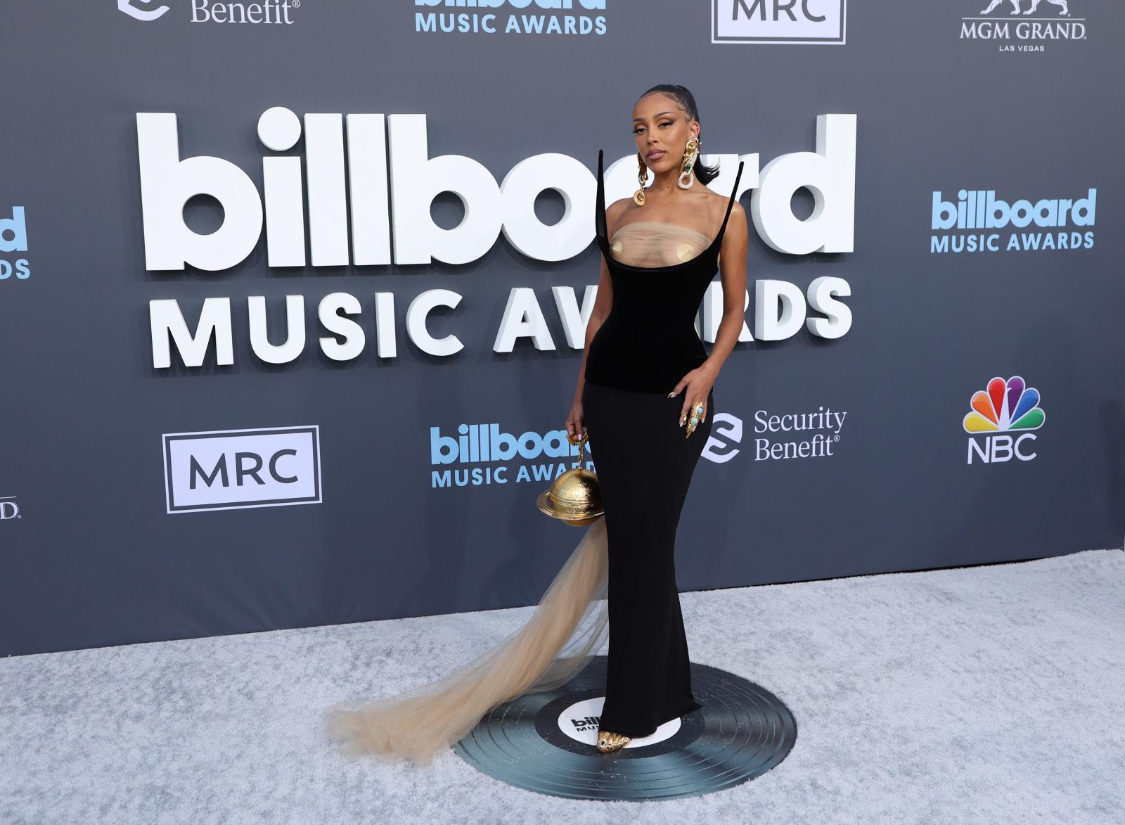 Billboard Music Awards 2022: Four Hottest Red Carpet Looks (And One Bizarre) - image 3