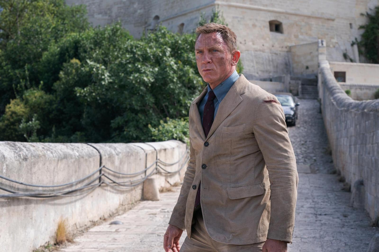 Disturbing Fan Theory That Can Ruin James Bond’s Charm In An Instant - image 1